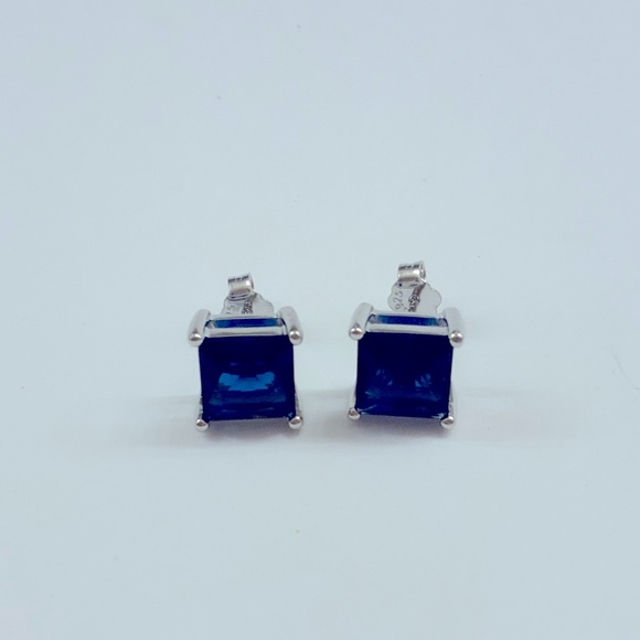 Blue sapphire earrings 7x7 mm
